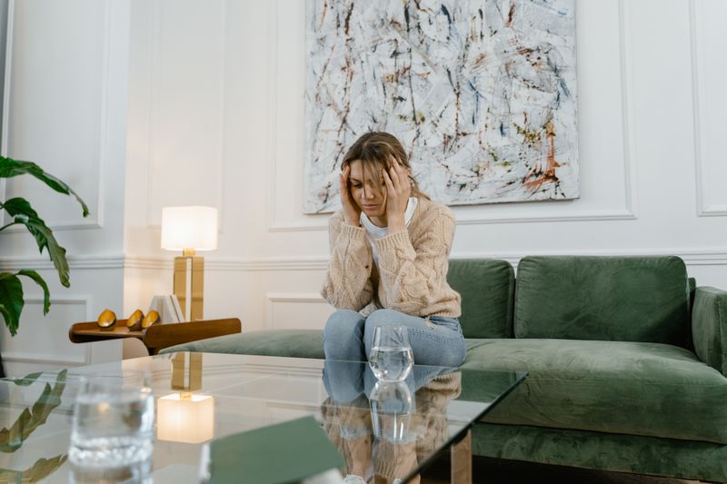 Mujer con estrés y ansiedad en terapia
