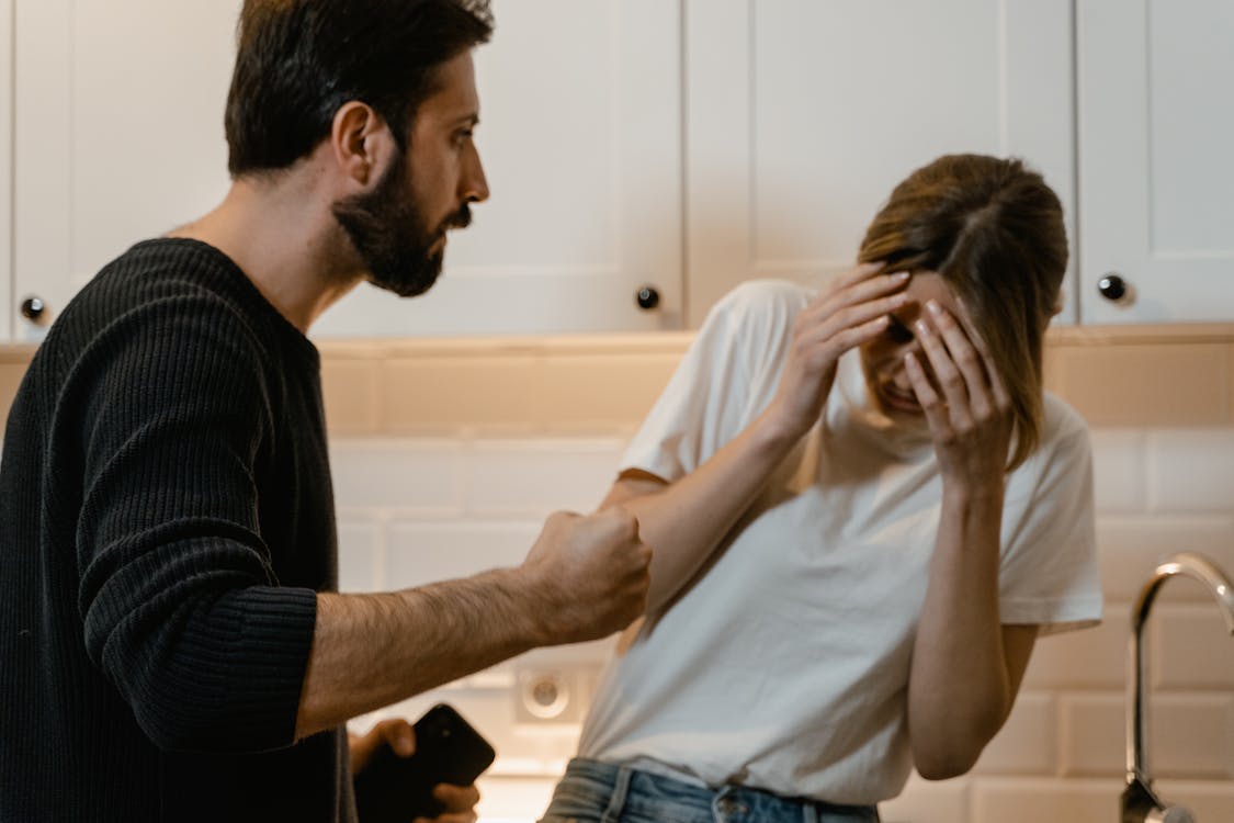 Free A Man Hurting the Woman in White Shirt Stock Photo