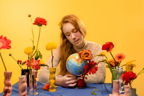 Gratis stockfoto met aardbol, adolescent, bloemen