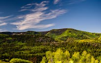 青翠的山丘与晴朗的天空令人惊叹，是自然摄影爱好者的理想之选