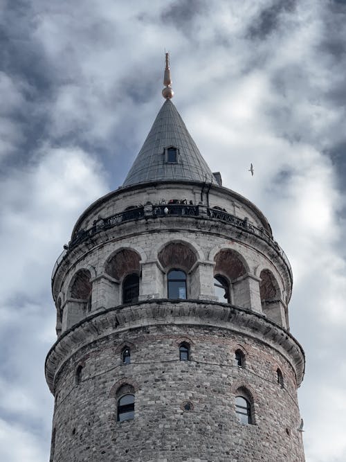 bulutlar, dar açılı çekim, dikey atış içeren Ücretsiz stok fotoğraf