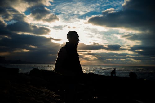 Kostenlos Schattenbild Des Mannes Während Des Sonnenaufgangs Stock-Foto