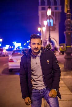夜晚的城市背景下，一个穿着冬季夹克的年轻人肖像