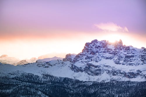 免费 橙色的天空下的雪山覆盖 素材图片