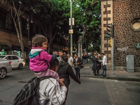 在繁华的城市街头，父亲抱着孩子生活