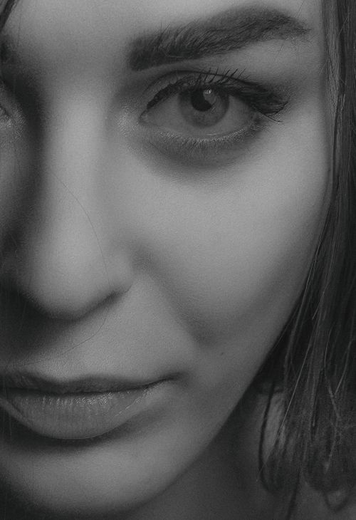 Free Artistic grayscale portrait of a woman highlighting facial features and expression. Stock Photo