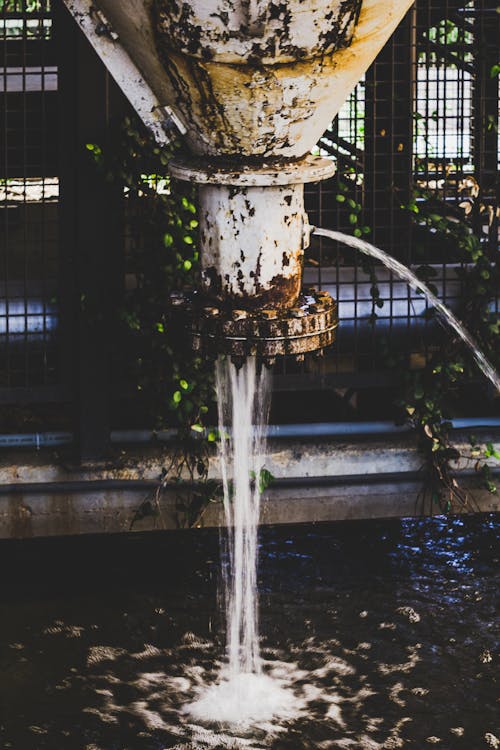 Water Dat Uit Een Pijp Komt