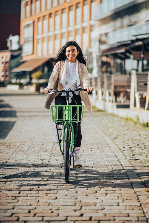 Kostenloses Stock Foto zu fahrrad, frau, lächeln