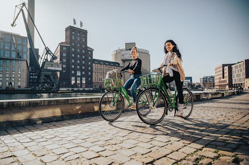 Foto d'estoc gratuïta de amics, bicicletes, bossa