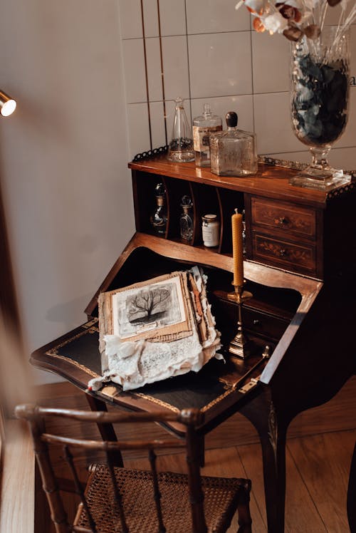 Základová fotografie zdarma na téma dřevěná skříň, dřevěná židle, dřevěný stůl