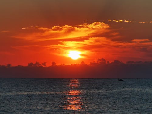Бесплатное стоковое фото с горизонт, закат, лодка