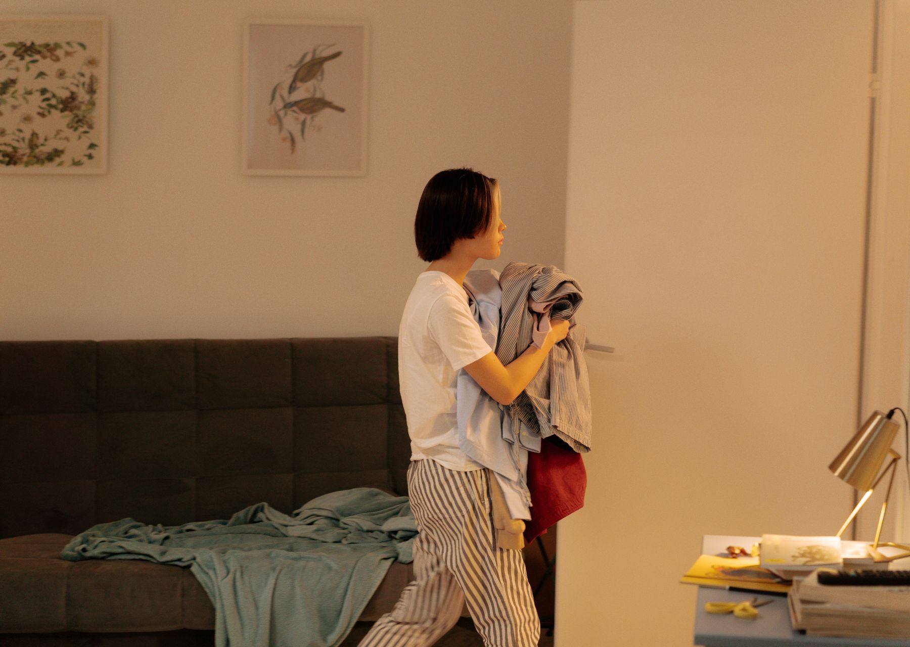 Student removals in Stromness — crew wrapping and loading on moving day