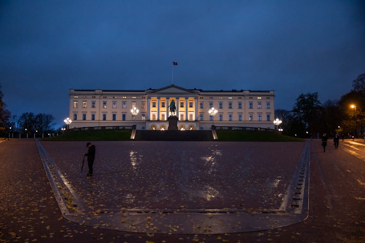 Wide Shot Of Buckingham Palace 