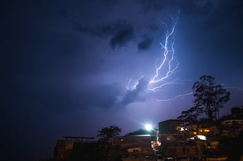 Foto profissional grátis de brilhante, casas, céu noturno