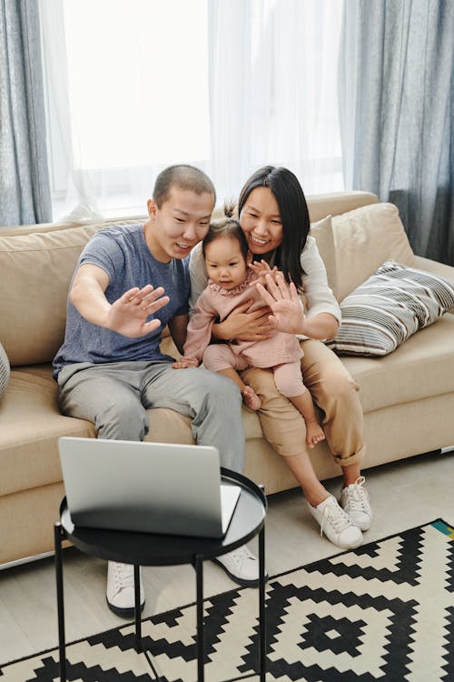 Kostnadsfri bild av adjö, asiatisk familj, bärbar dator