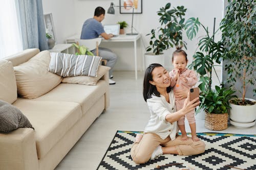 Photos gratuites de à la maison, canapé, enfant