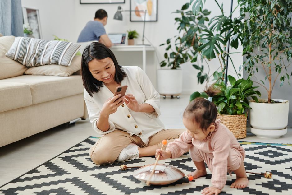 スマートフォンで写真を見る親子のイメージ