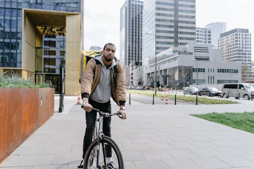 Fotobanka s bezplatnými fotkami na tému batoh, bicykel, centrum mesta