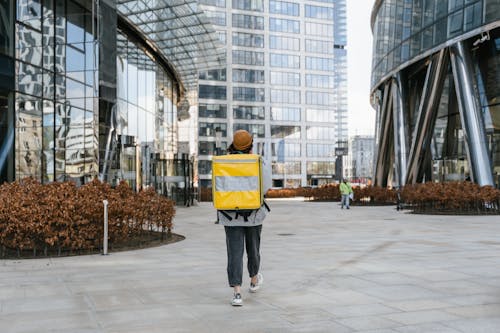 Základová fotografie zdarma na téma batoh, centrum města, dodávka zboží