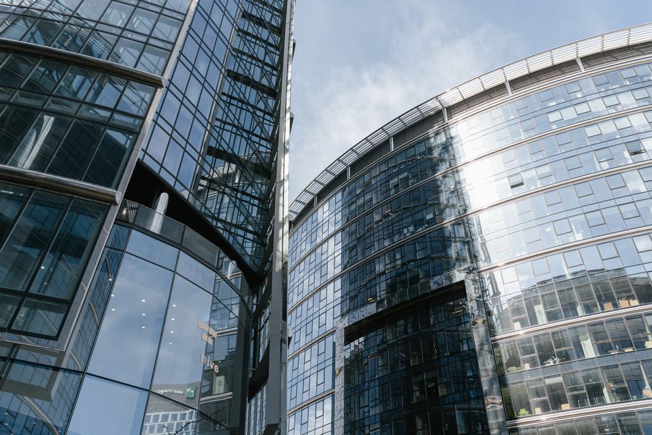 Bank Handlowy aktualizuje politykę dywidendową na lata 2025–2027, zakładając 75% wskaźnik wypłat