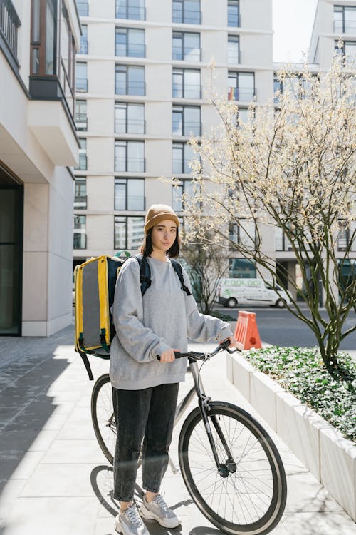 Immagine gratuita di bicicletta, borsa termica, centro città