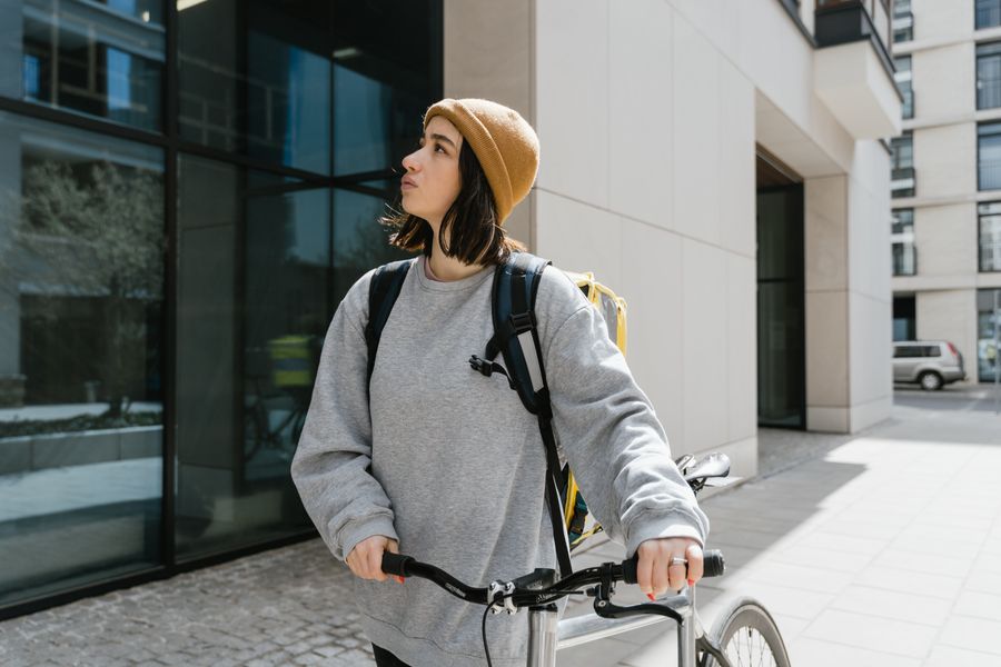 Entregadora de comida em bicicleta na cidade