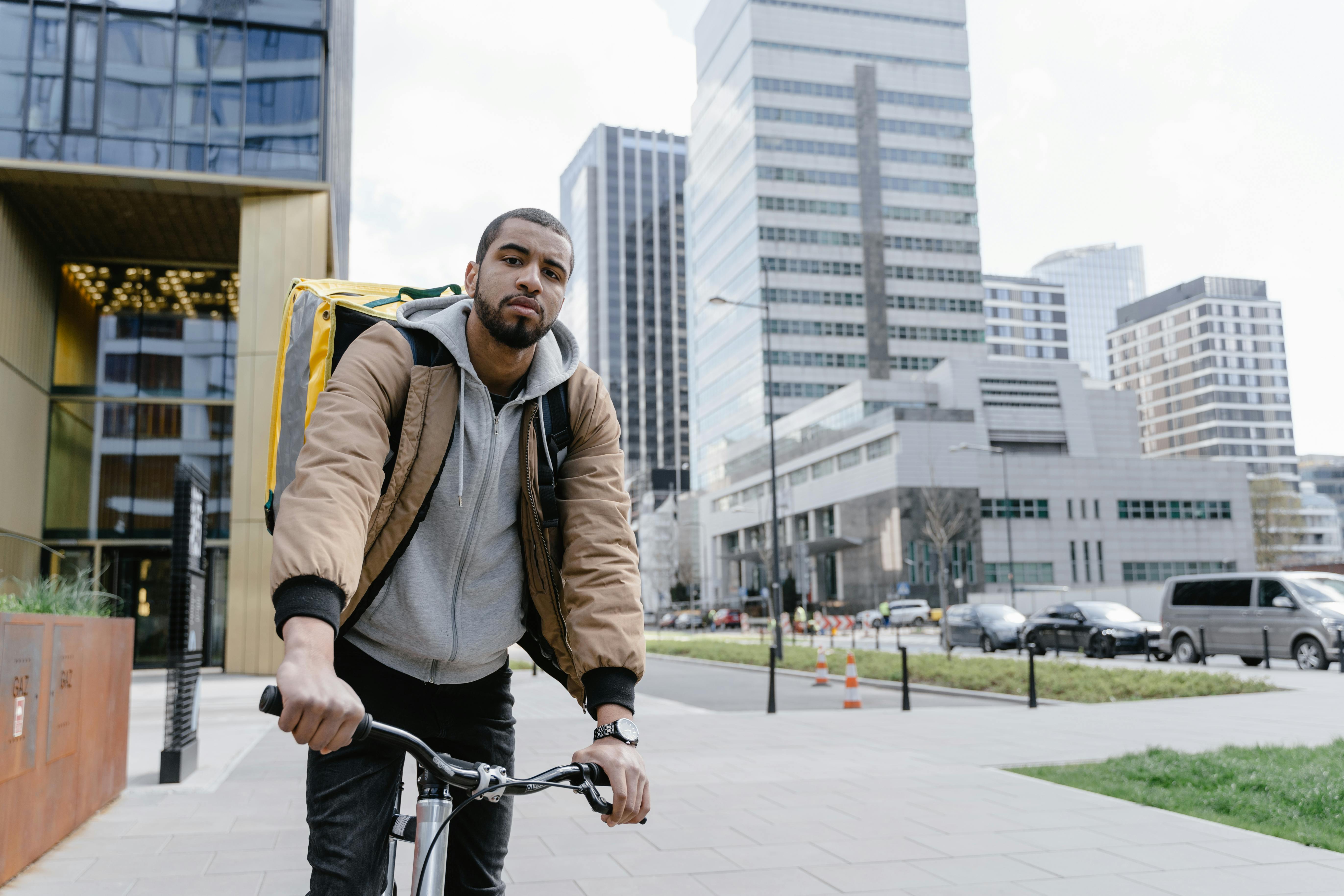 Biciclist lovit de mașina unei firme de curierat pe Bulevardul Independenței - Detalii și fotografii de la locul impactului
