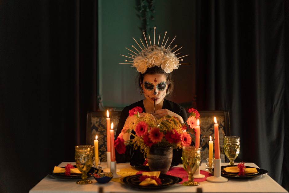 DIY Halloween-centrumstuk met spinnen en webben. DIY Halloween-centrumstuk met spinnen en webben.