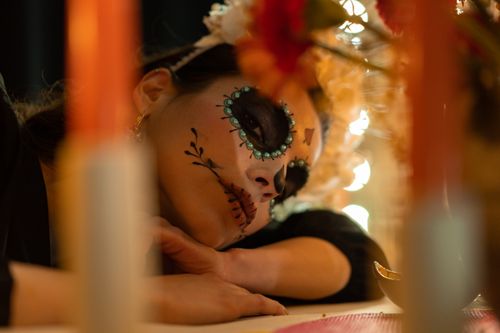 Free Portrait of a woman with Dia de los Muertos makeup, featuring vivid colors and artistic face paint. Stock Photo