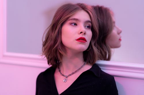 Femme stylée au rouge à lèvres éclatant