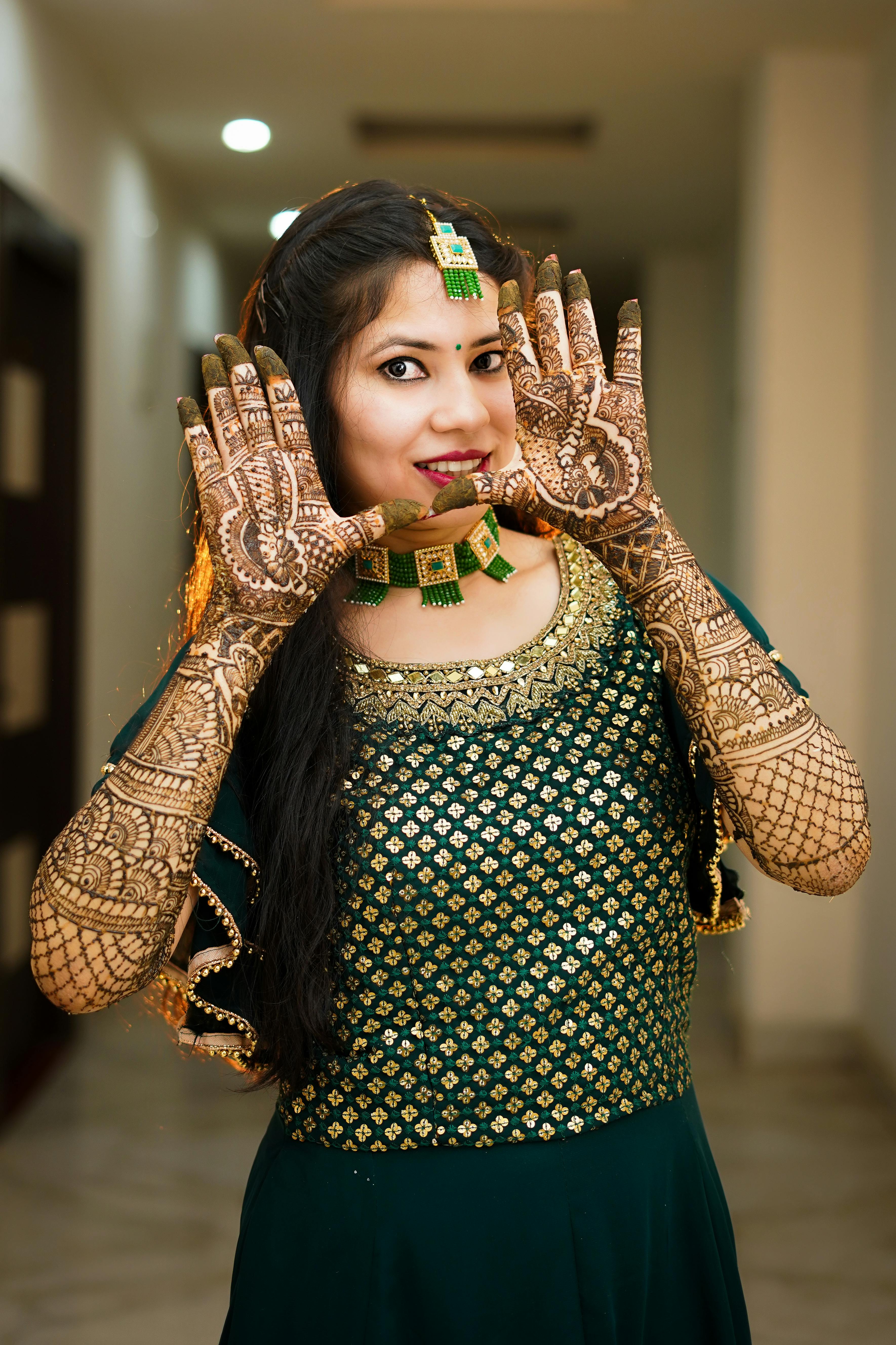 20+ Fun Bridal Mehndi Poses You Wouldn't Want to Miss!