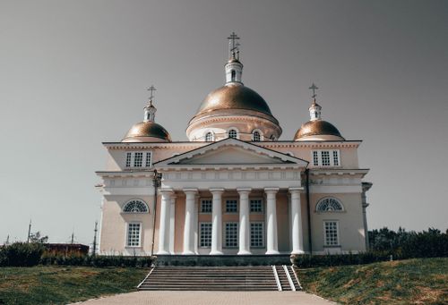 Free Elegant cathedral with golden domes and columns under clear sky Stock Photo