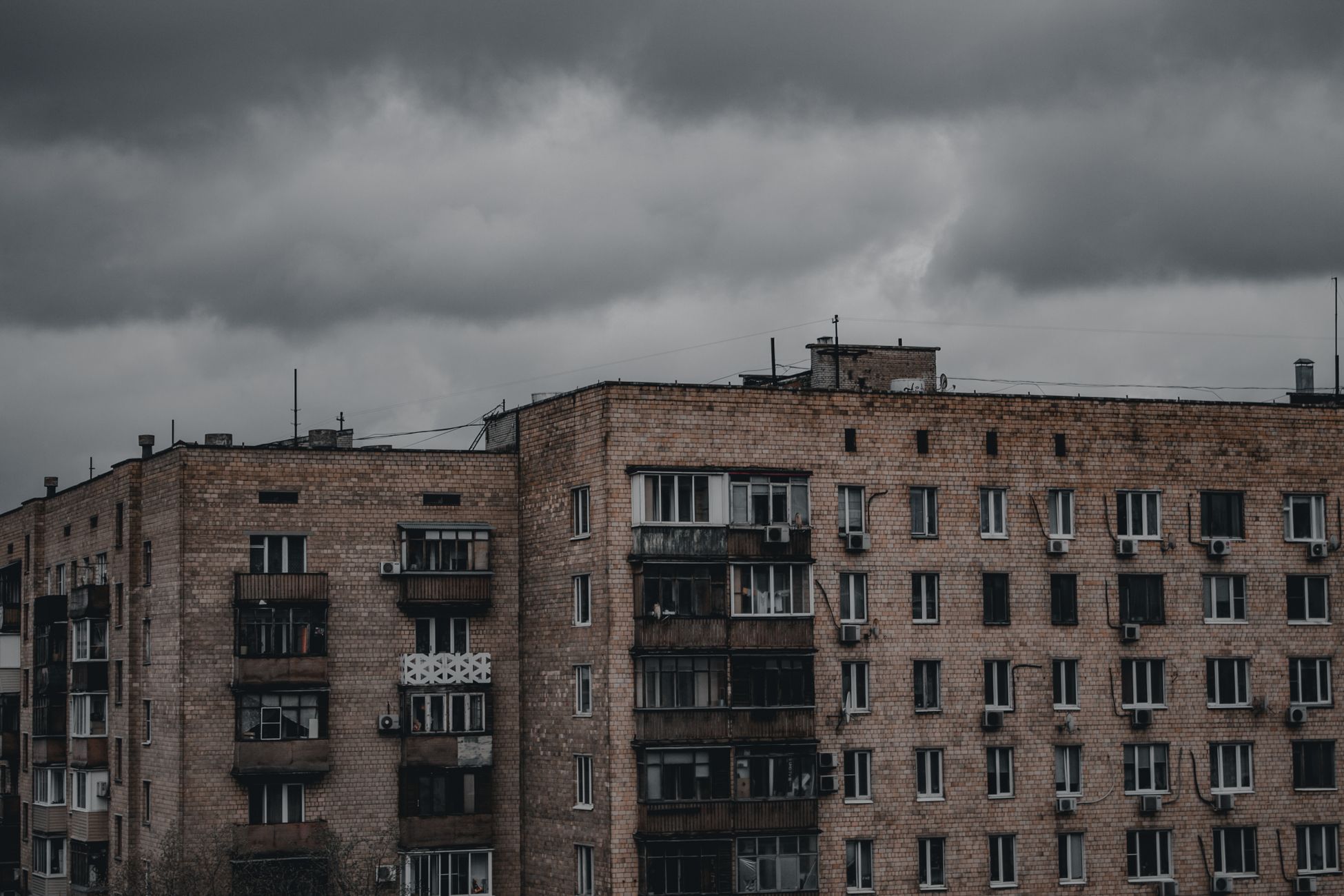Dak seniorenflat begeeft het door storm, bewoners geëvacueerd