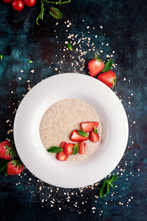 Kostenloses Stock Foto zu aufsicht, erdbeeren, frühstück
