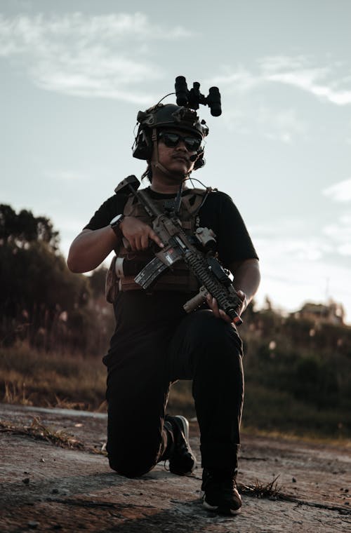 Militares. Un hombre con una pistola puesto un chaleco antibalas y casco  Fotografía de stock - Alamy
