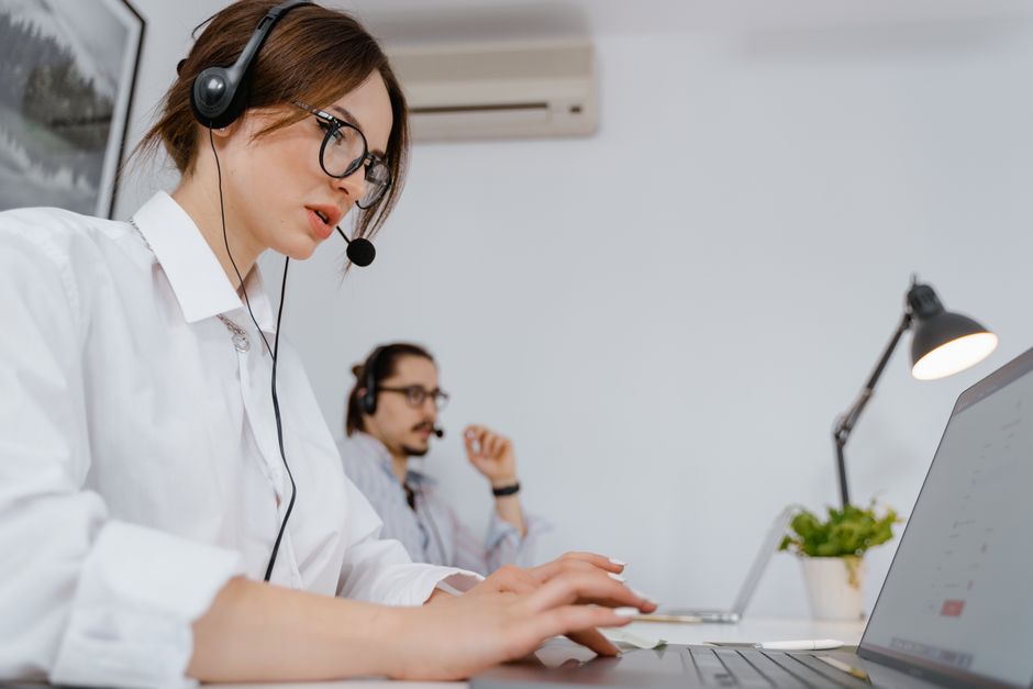 24/7 roofing virtual receptionist answering emergency call at night - 24/7 roofing virtual receptionist 24/7 roofing virtual receptionist answering emergency call at night - 24/7 roofing virtual receptionist
