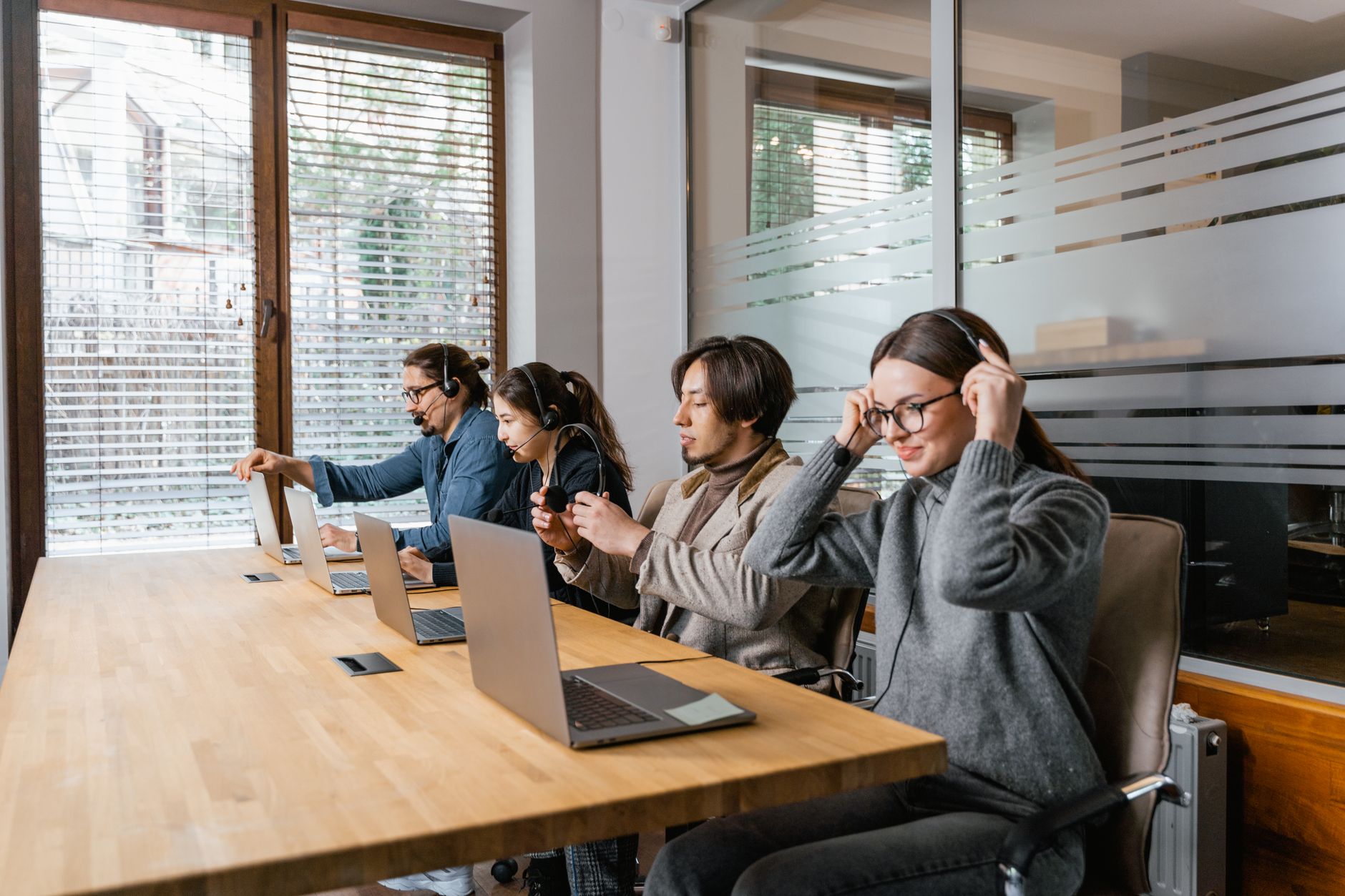 AI giúp tự động hóa và cá nhân hóa quy trình onboarding nhân viên mới.