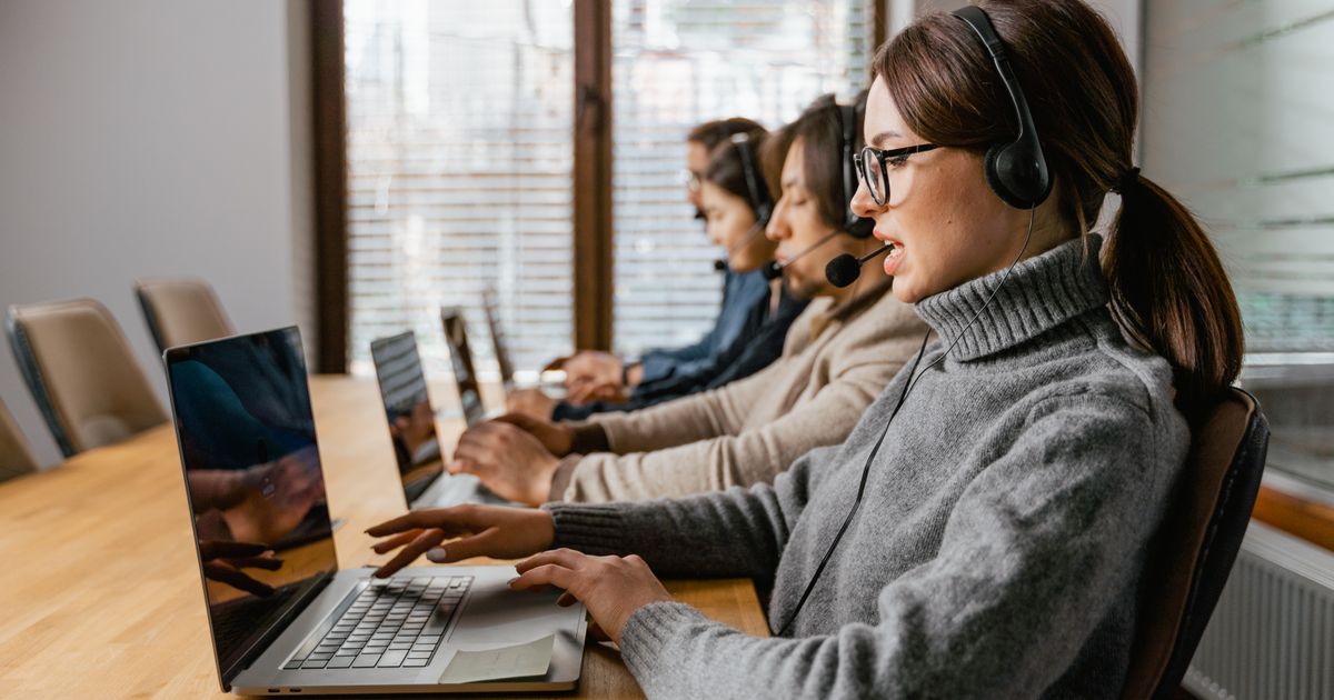Courtières assurant le suivi de leurs clients à l’ordinateur avec un casque d’écoute