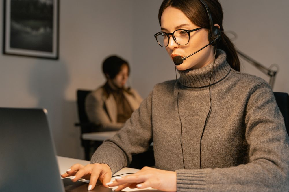 Support agent prioritizing a customer service request