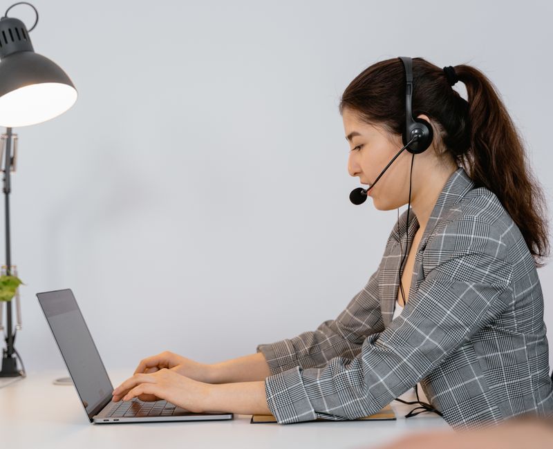 Virtual assistant working on a computer