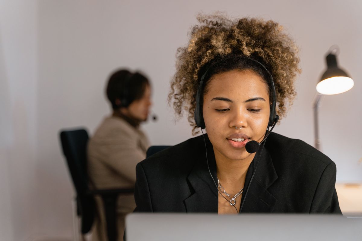 Customer support agent helping a client, representing connected after-sales service