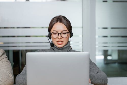 Gratis stockfoto met blanke vrouw, bril, callcenter