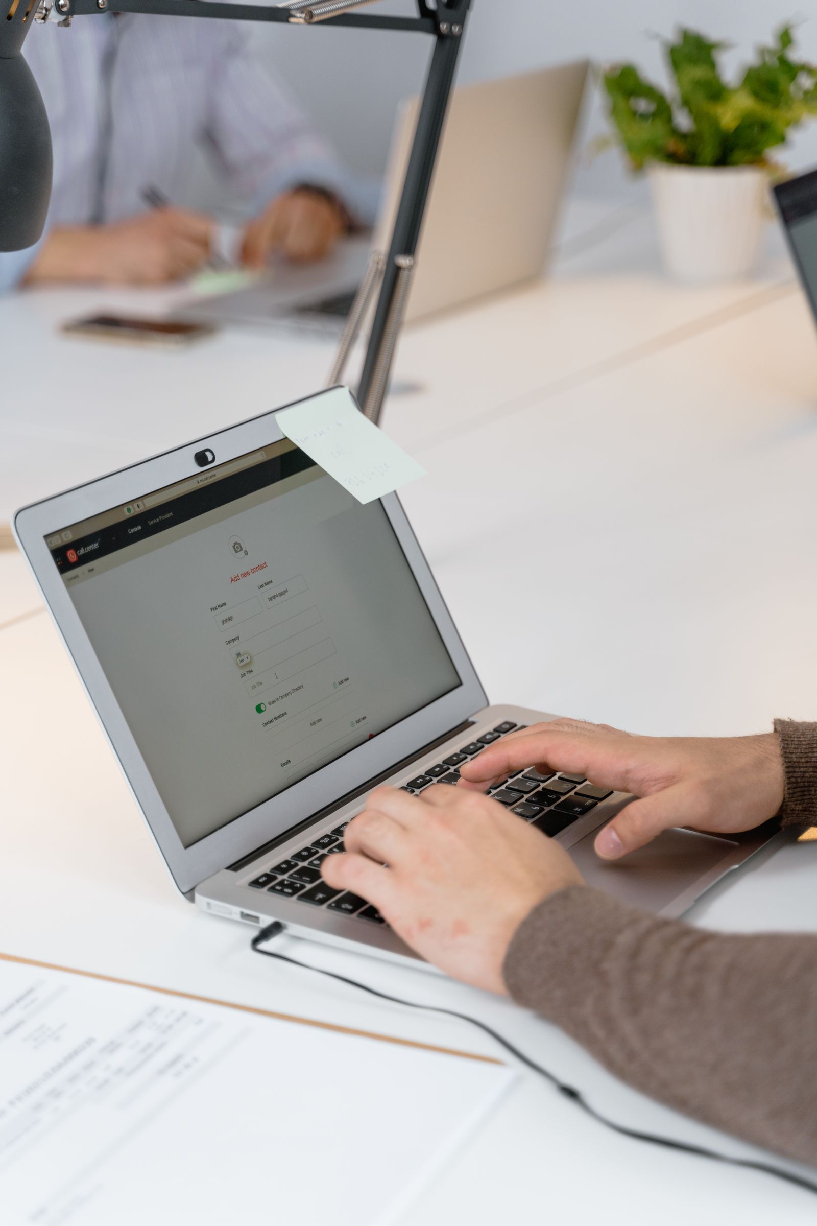 Manos escriben repetidamente en un teclado durante una jornada de trabajo