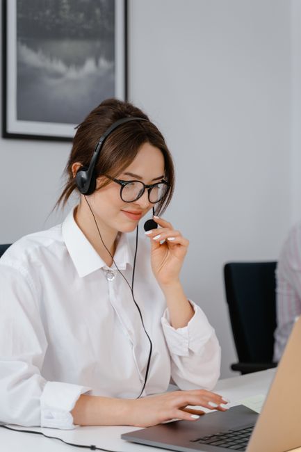 Modern front-desk reception and AI customer support operations