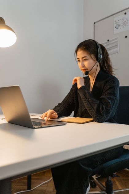Customer support agent working with AI software on computer