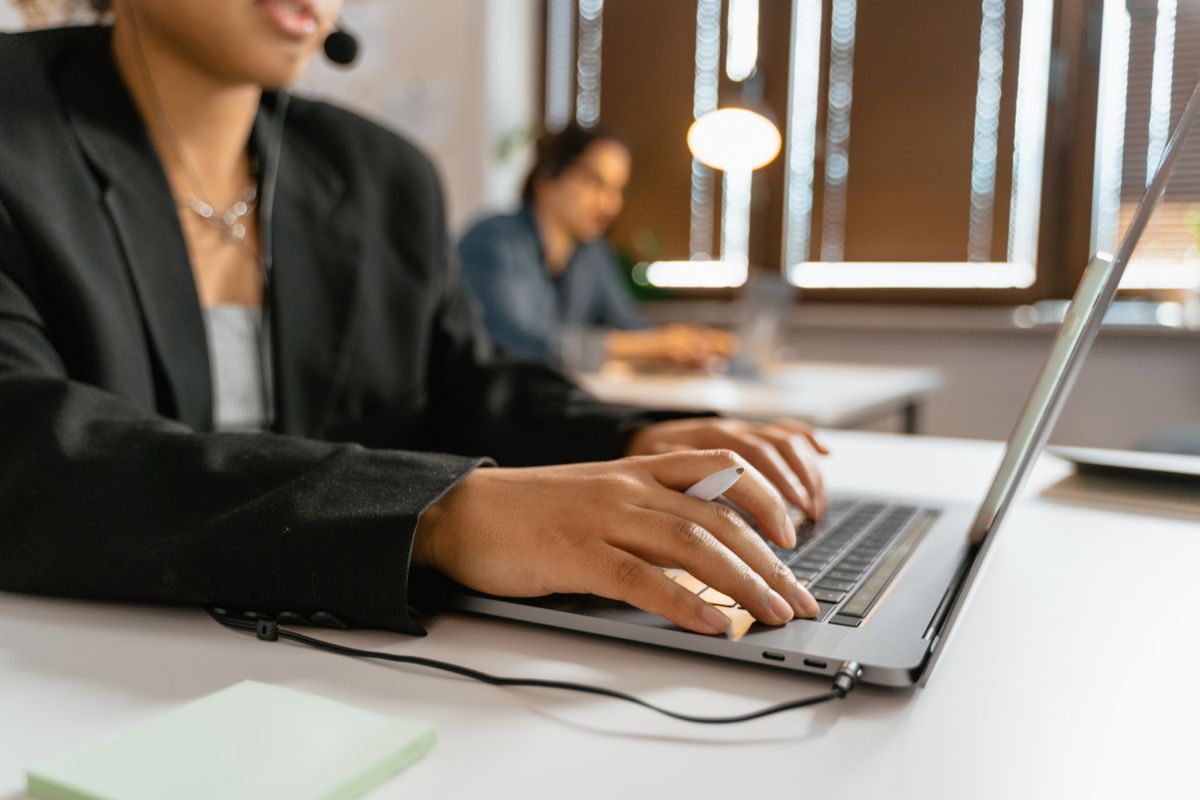 Operadora atendiendo llamadas de telefonía