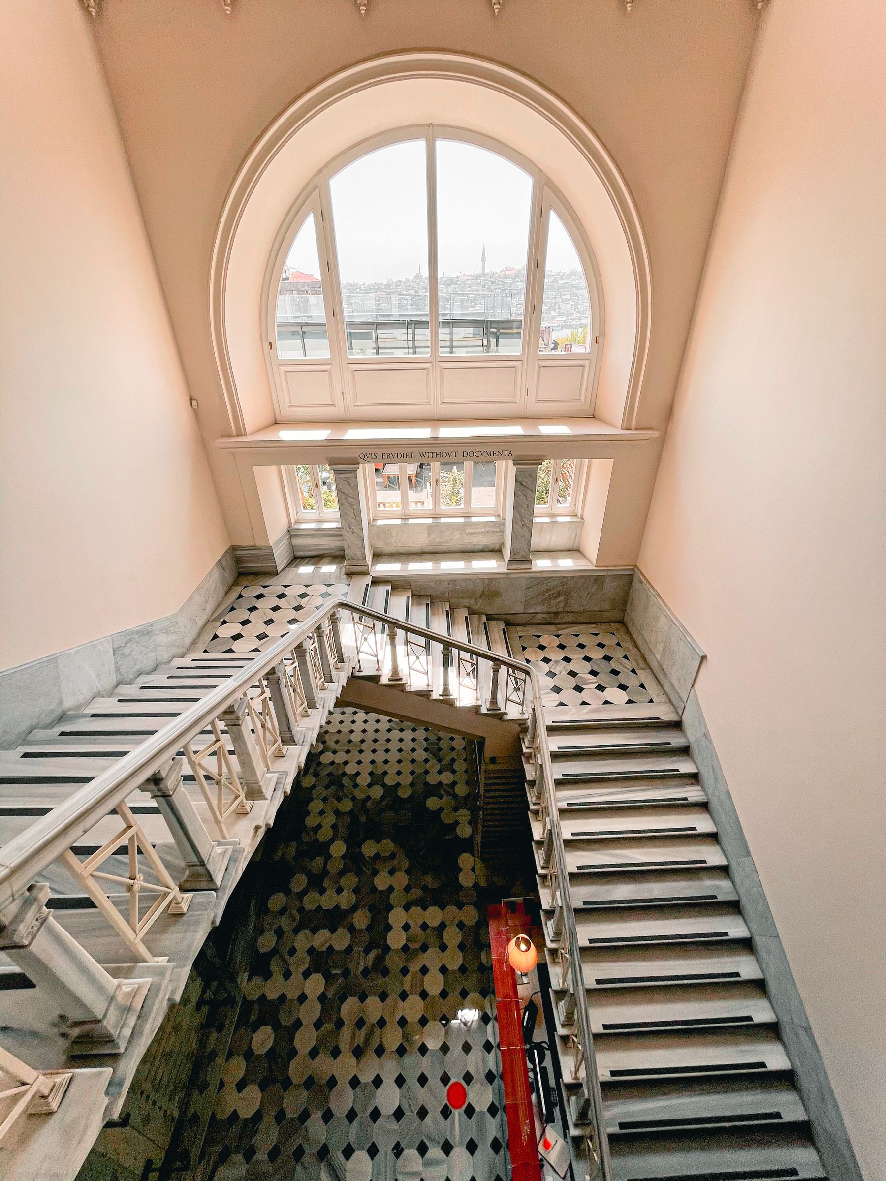Entretien des parties communes Cage d'escalier d'un immeuble ancien : marches, rampe et paliers entretenus dans les parties communes d'une copropriété.