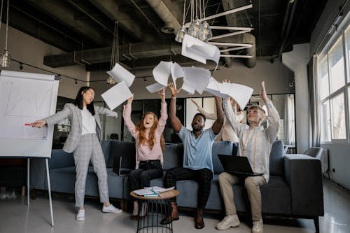 Foto profissional grátis de alegre, celebrando, colegas de trabalho