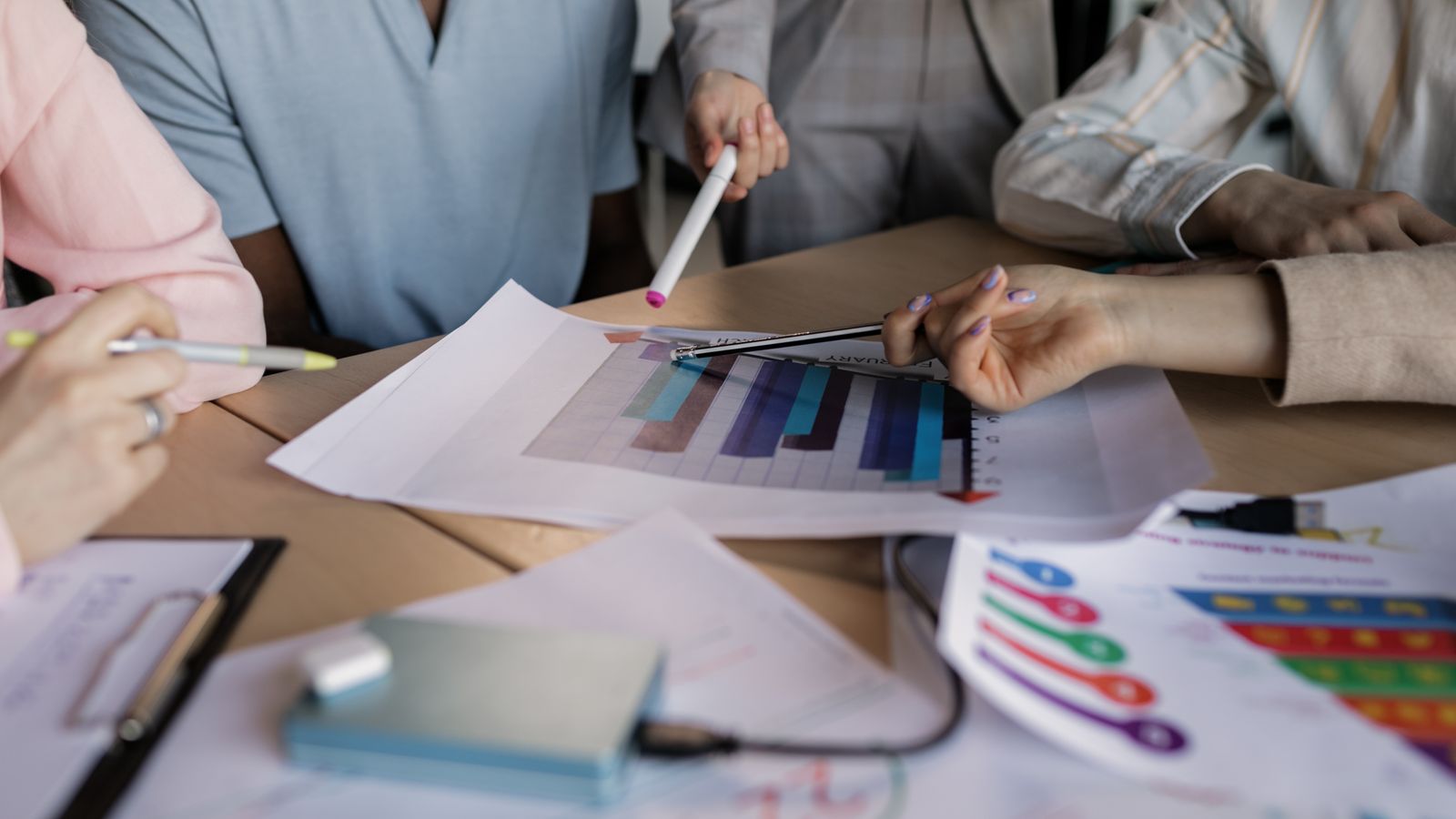Équipe de PME cartographiant un parcours marketing