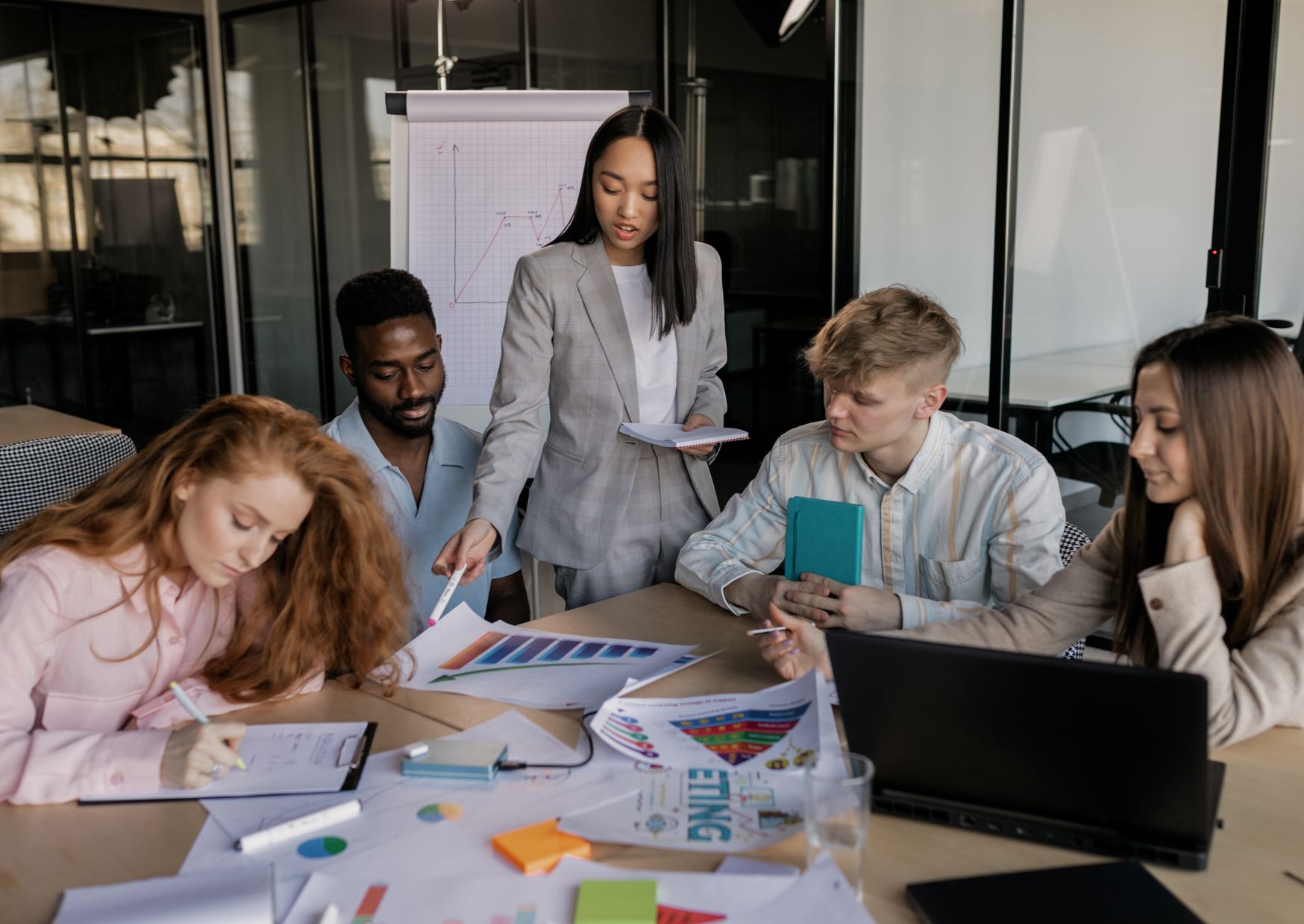 Réunion de travail autour d’une stratégie digitale